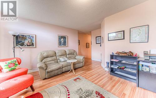 732 Grand Banks Drive, Waterloo, ON - Indoor Photo Showing Living Room