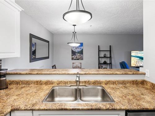 2-8 White St, Ladysmith, BC - Indoor Photo Showing Kitchen With Double Sink