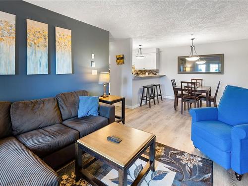 2-8 White St, Ladysmith, BC - Indoor Photo Showing Living Room