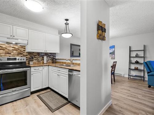 2-8 White St, Ladysmith, BC - Indoor Photo Showing Kitchen With Double Sink