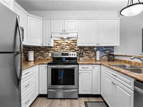 2-8 White St, Ladysmith, BC - Indoor Photo Showing Kitchen With Double Sink