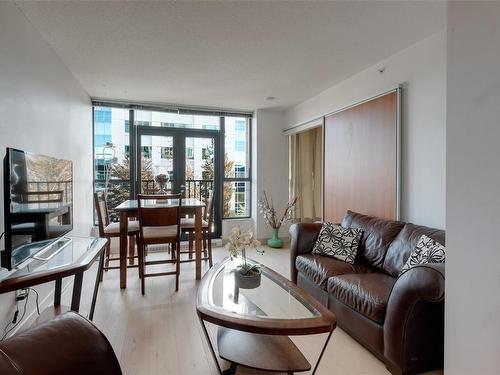 311-760 Johnson St, Victoria, BC - Indoor Photo Showing Living Room