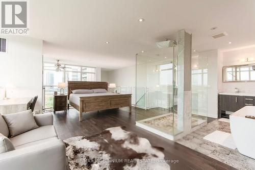 827 - 250 Manitoba Street, Toronto, ON - Indoor Photo Showing Living Room