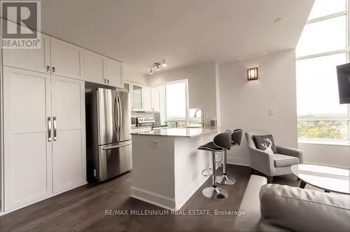 827 - 250 Manitoba Street, Toronto, ON - Indoor Photo Showing Kitchen