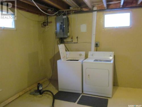 403 1St Street W, Shaunavon, SK - Indoor Photo Showing Laundry Room