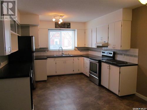 403 1St Street W, Shaunavon, SK - Indoor Photo Showing Kitchen With Double Sink