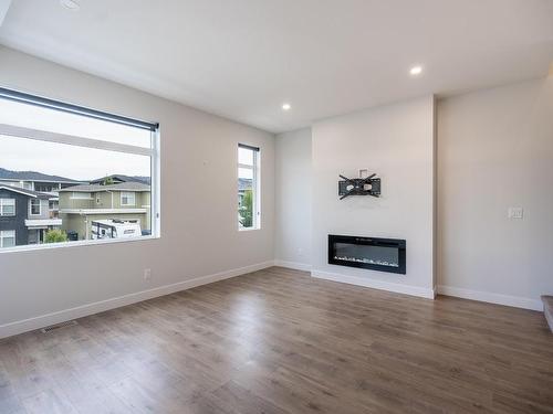 123-1901 Qu'Appelle Blvd, Kamloops, BC - Indoor Photo Showing Living Room With Fireplace