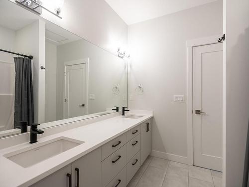 123-1901 Qu'Appelle Blvd, Kamloops, BC - Indoor Photo Showing Bathroom