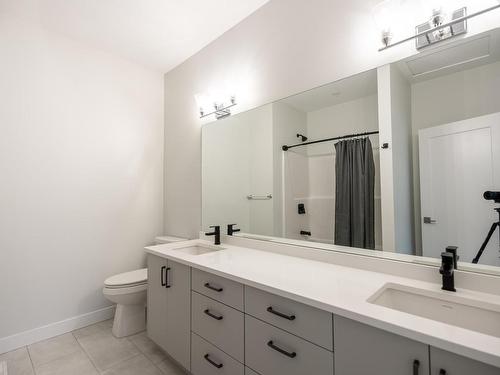 123-1901 Qu'Appelle Blvd, Kamloops, BC - Indoor Photo Showing Bathroom