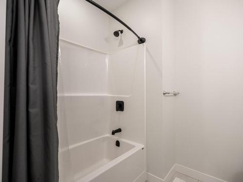 123-1901 Qu'Appelle Blvd, Kamloops, BC - Indoor Photo Showing Bathroom