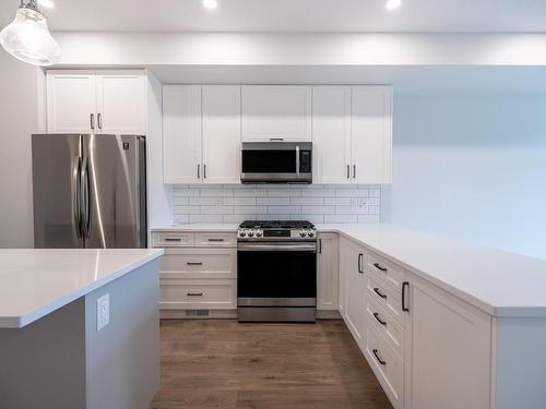 123-1901 Qu'Appelle Blvd, Kamloops, BC - Indoor Photo Showing Kitchen With Upgraded Kitchen