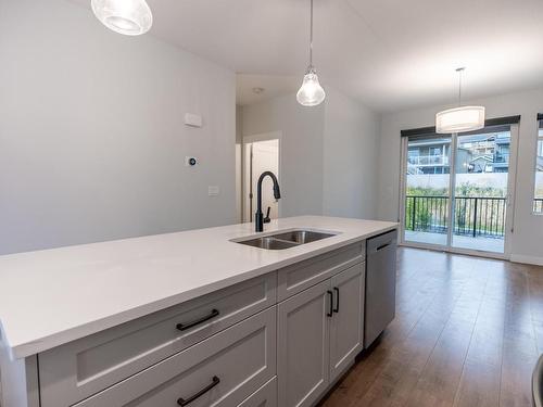 123-1901 Qu'Appelle Blvd, Kamloops, BC - Indoor Photo Showing Kitchen With Double Sink