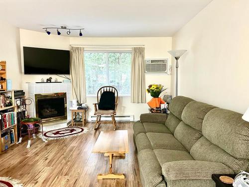 1-1876 Tranquille Rd, Kamloops, BC - Indoor Photo Showing Living Room With Fireplace