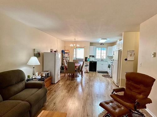 1-1876 Tranquille Rd, Kamloops, BC - Indoor Photo Showing Living Room