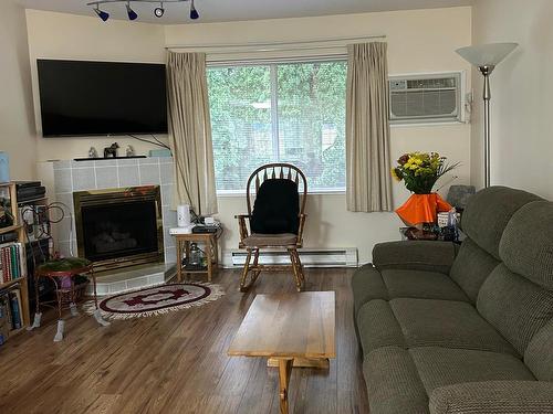 1-1876 Tranquille Rd, Kamloops, BC - Indoor Photo Showing Living Room With Fireplace