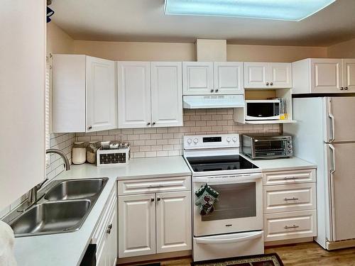 1-1876 Tranquille Rd, Kamloops, BC - Indoor Photo Showing Kitchen With Double Sink