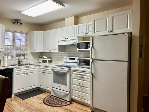 1-1876 Tranquille Rd, Kamloops, BC - Indoor Photo Showing Kitchen