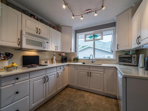 2579 Tupela Drive, Kamloops, BC - Indoor Photo Showing Kitchen