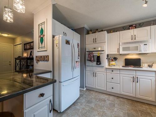 2579 Tupela Drive, Kamloops, BC - Indoor Photo Showing Kitchen