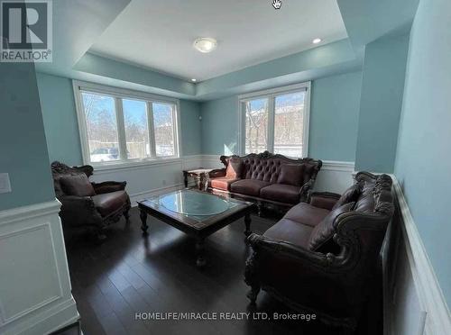 1103 Orchard Road, Mississauga, ON - Indoor Photo Showing Living Room