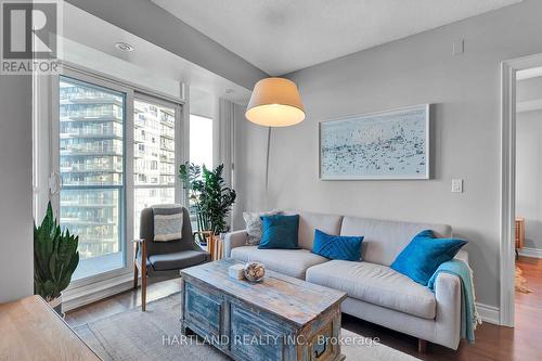 2007 - 15 Legion Road S, Toronto, ON - Indoor Photo Showing Living Room