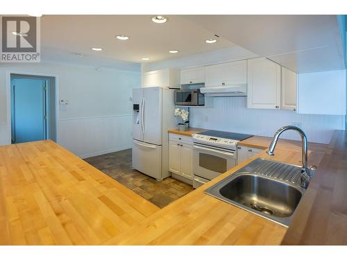 9123 & 9131 Westside Road, Vernon, BC - Indoor Photo Showing Kitchen