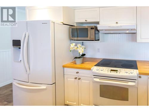 9123 & 9131 Westside Road, Vernon, BC - Indoor Photo Showing Kitchen