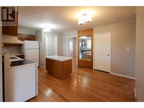 1417 106 Avenue, Dawson Creek, BC - Indoor Photo Showing Kitchen