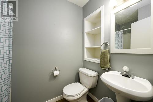 6037 Dallas Drive, Kamloops, BC - Indoor Photo Showing Bathroom