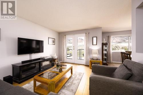 6037 Dallas Drive, Kamloops, BC - Indoor Photo Showing Living Room