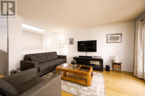 6037 Dallas Drive, Kamloops, BC - Indoor Photo Showing Living Room