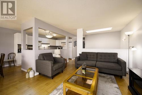 6037 Dallas Drive, Kamloops, BC - Indoor Photo Showing Living Room