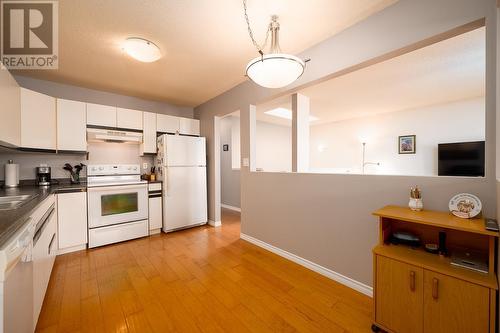 6037 Dallas Drive, Kamloops, BC - Indoor Photo Showing Kitchen