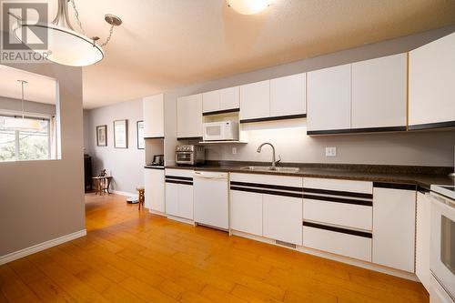 6037 Dallas Drive, Kamloops, BC - Indoor Photo Showing Kitchen With Double Sink