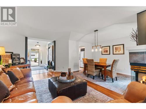 4222 Gallaghers Crescent, Kelowna, BC - Indoor Photo Showing Living Room