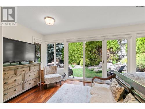 4222 Gallaghers Crescent, Kelowna, BC - Indoor Photo Showing Living Room