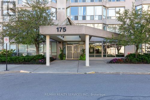 104 - 175 Cedar Avenue N, Richmond Hill, ON - Outdoor With Facade