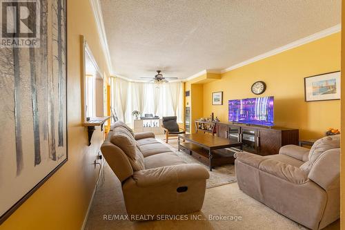 104 - 175 Cedar Avenue N, Richmond Hill, ON - Indoor Photo Showing Living Room