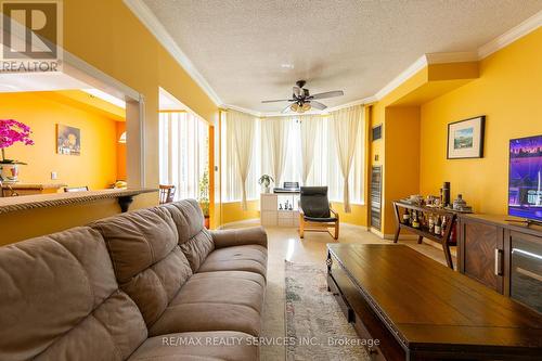 104 - 175 Cedar Avenue N, Richmond Hill, ON - Indoor Photo Showing Living Room