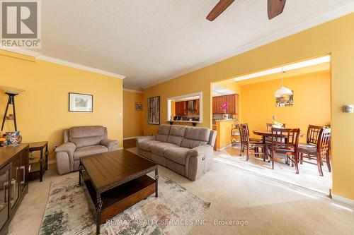 104 - 175 Cedar Avenue N, Richmond Hill, ON - Indoor Photo Showing Living Room