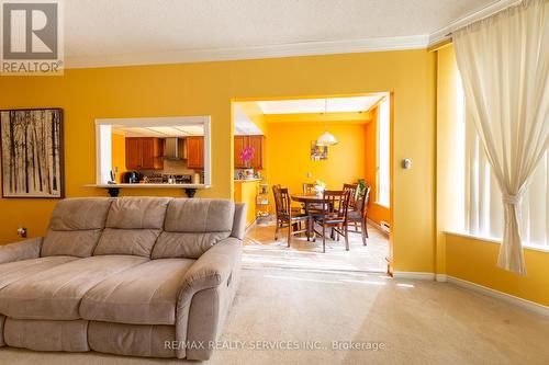 104 - 175 Cedar Avenue N, Richmond Hill, ON - Indoor Photo Showing Living Room