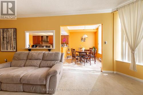 104 - 175 Cedar Avenue N, Richmond Hill, ON - Indoor Photo Showing Living Room