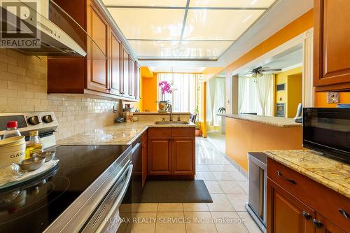 104 - 175 Cedar Avenue N, Richmond Hill, ON - Indoor Photo Showing Kitchen