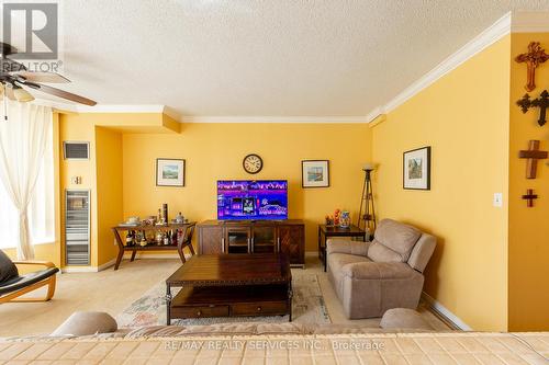 104 - 175 Cedar Avenue N, Richmond Hill, ON - Indoor Photo Showing Living Room