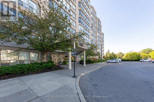 104 - 175 Cedar Avenue N, Richmond Hill, ON - Outdoor