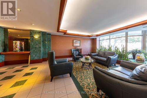 104 - 175 Cedar Avenue N, Richmond Hill, ON - Indoor Photo Showing Living Room