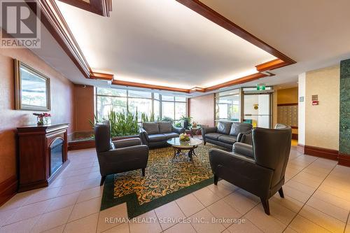 104 - 175 Cedar Avenue N, Richmond Hill, ON - Indoor Photo Showing Living Room