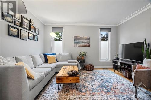 192 Holland Avenue, Ottawa, ON - Indoor Photo Showing Living Room