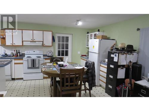 942 Maple Drive, Quesnel, BC - Indoor Photo Showing Kitchen