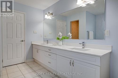 12 Steed Court, Cambridge, ON - Indoor Photo Showing Bathroom